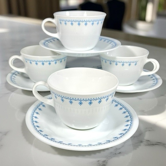 Vintage Corelle Snowflake Blue Garland Coffee Tea Cups and Saucers Set of 4 - Picture 1 of 13